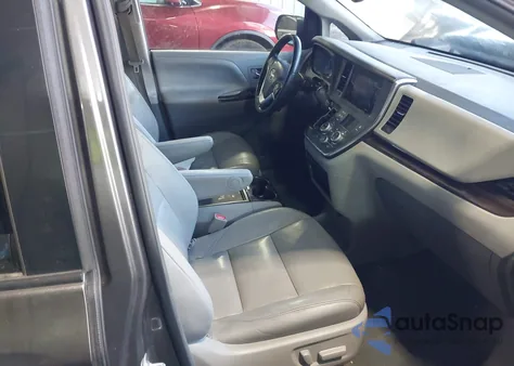 2015 Toyota Sienna Xle 8 Passenger z USA, uszkodzony, nr VIN 5TDYK3DC0FS645224